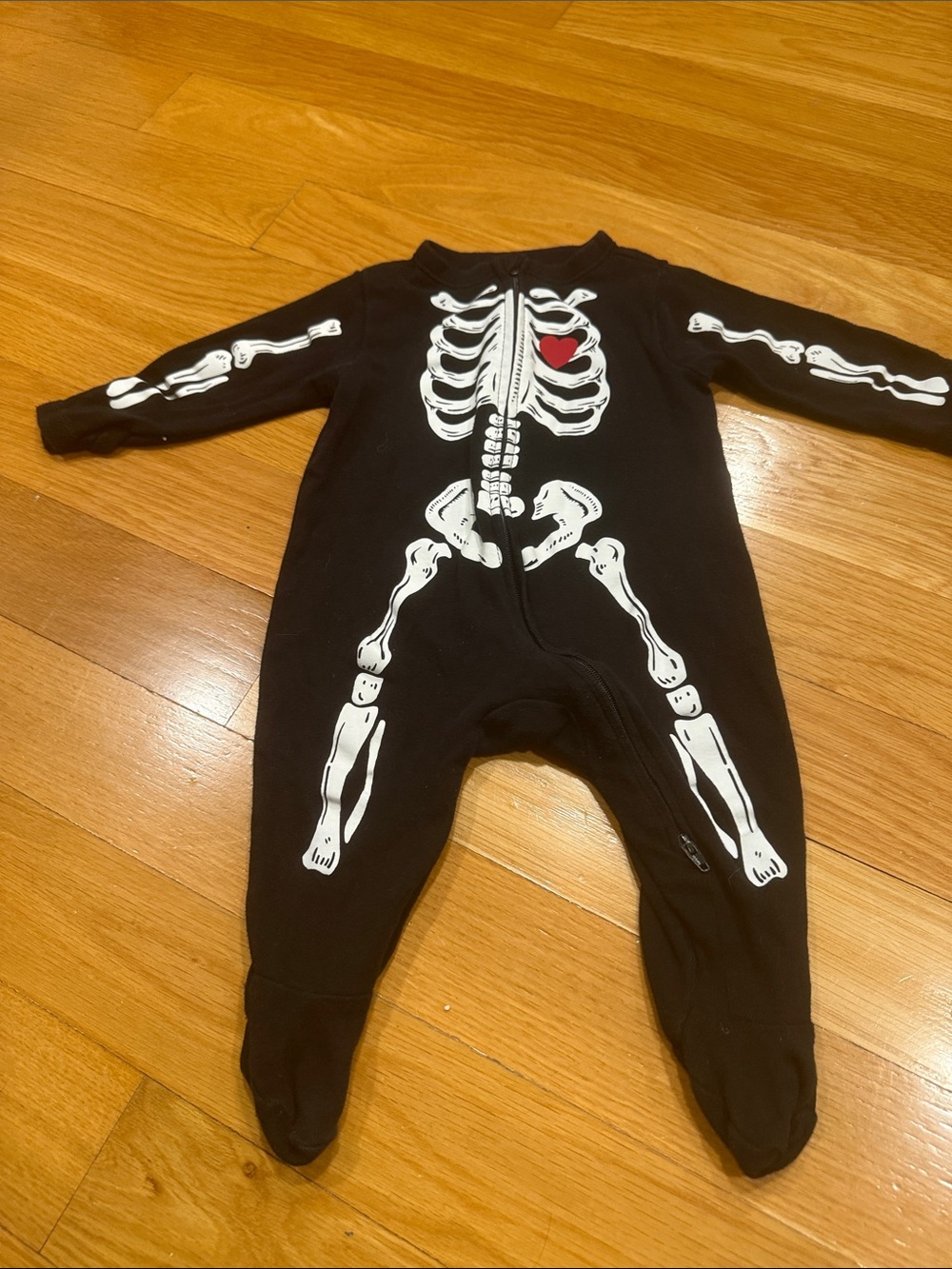 Old navy unisex one  piece Halloween skeleton sleeper size 6-9 months .